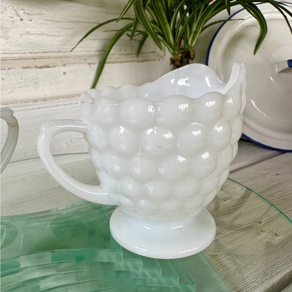 ANCHOR HOCKING, BUBBLE MILK GLASS, SUGAR BOWL & CREAMER SET. - Picture 6 of 11